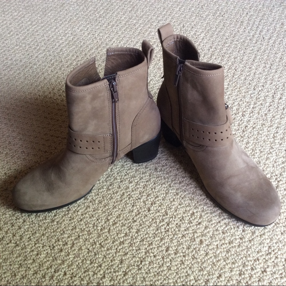 New Ecco Boots Size 6